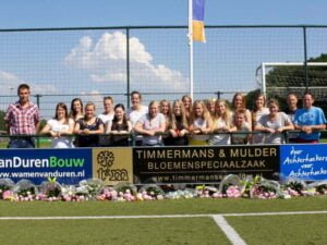 vrouwen1_krijgen_bloemen